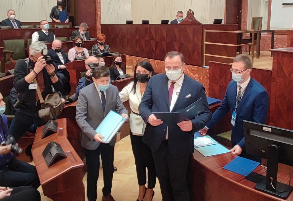 burmistrz Klaudiusz Kandzia odbiera certyfikat w sali Sejmu Śląskiego